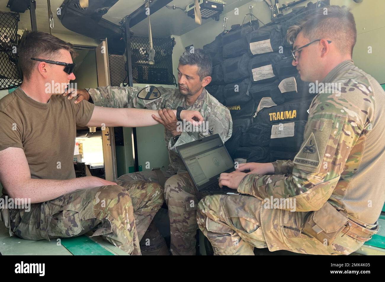 Maj. Miguel Ordonez, Ärztlicher Assistent, 1. Armored Division Artillery, bewertet einen Patienten als SPC. Mazza, Sanitäter, 1. Armored Division Artillery, dokumentiert die Auswertung in Fort Irwin, Kalifornien, 4. September 2022. Stockfoto