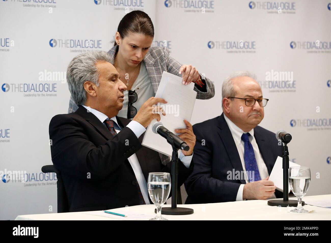 Ecuador's President Lenin Moreno, left, looks over prepared remarks as he speaks at an event at the Inter-American Dialogue think tank, Tuesday, April 16, 2019, in Washington. (AP Photo/Patrick Semansky) Stockfoto