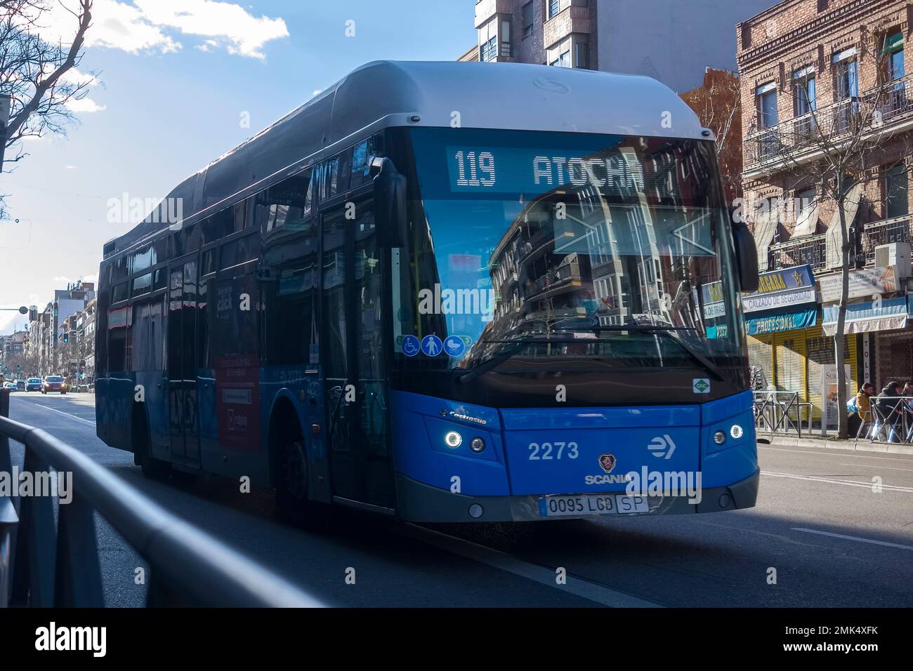 Busfahrer im EMT-Bussystem trägt Masken gegen Covid. Das Gesundheitsministerium und das spanische Regierungskabinett haben zugestimmt, die Herstellung der Maske zu stoppen wir Stockfoto