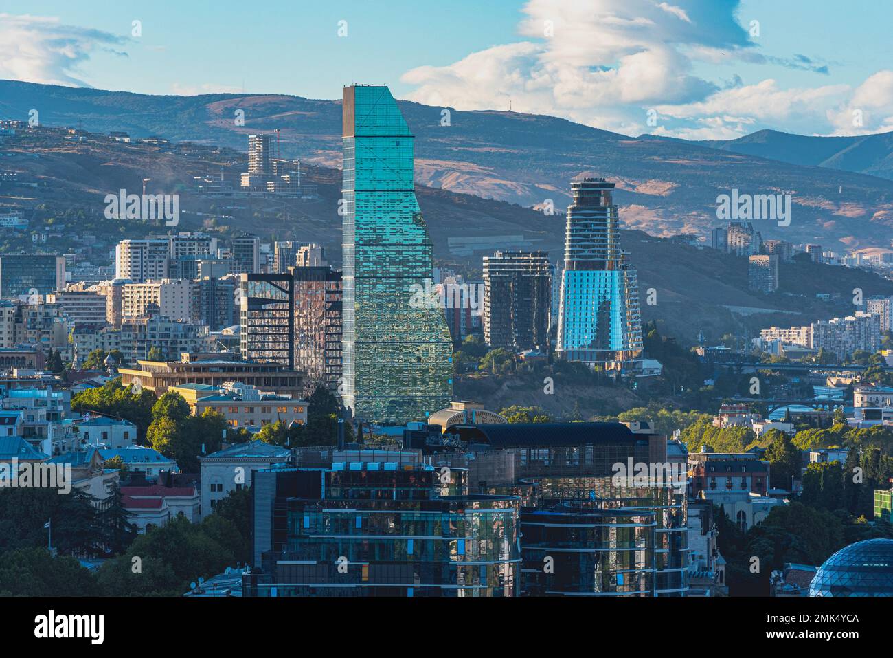 Skyline von Tiflis. Moderne Architektur der Hauptstadt von Georgien. Stockfoto