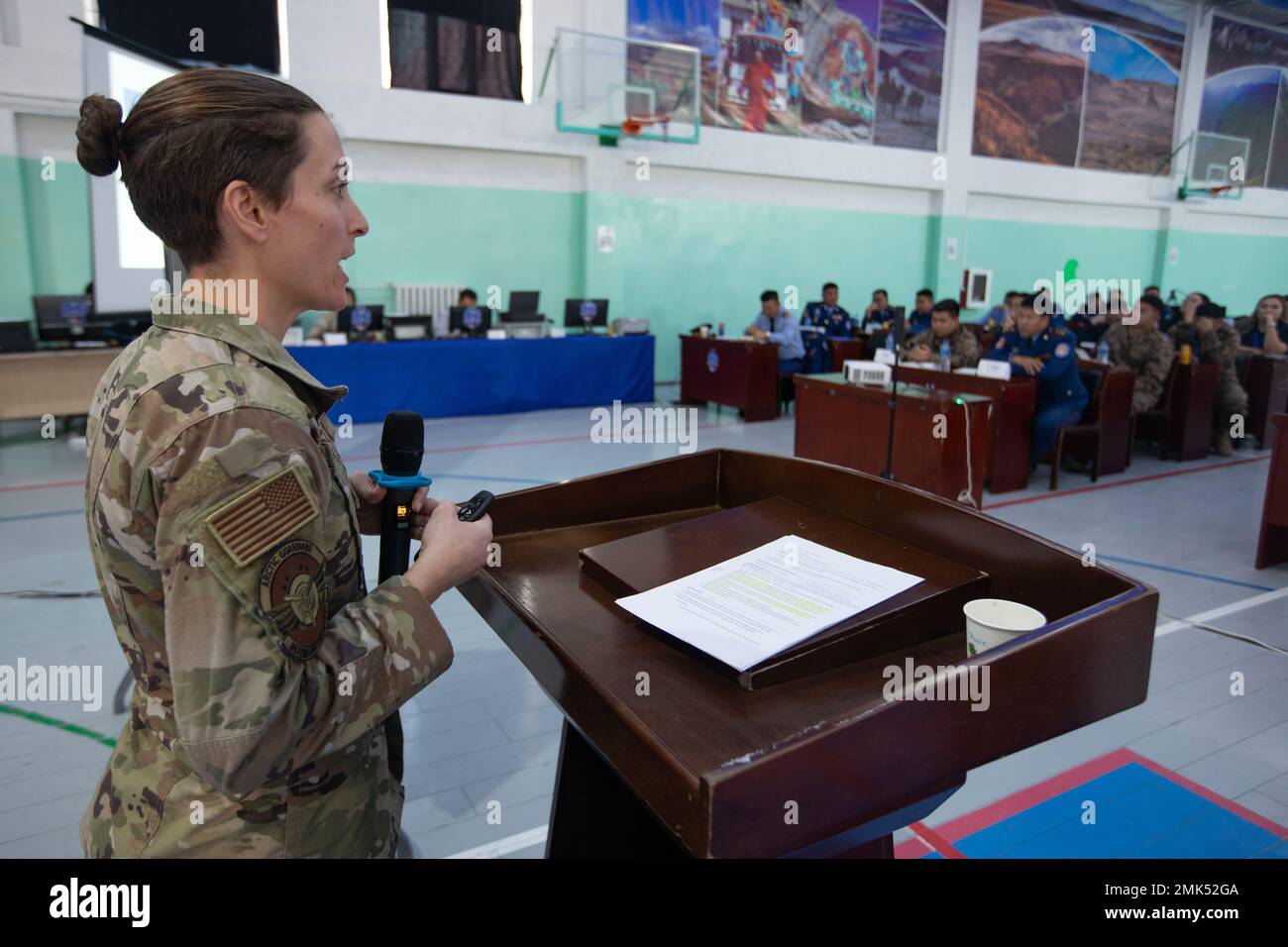 Die Nationalgarde von Alaska, Maj. Chelsea Aspelund, Geschlechterberaterin für AKNG, 176. Wing, führt während der Übung Gobi Wolf 2022 in Bayankhongor, Mongolei, am 6. September eine wissenschaftliche Expertendiskussion über die Initiative der Vereinten Nationen für Frauen, Frieden und Sicherheit. Gobi Wolf ist ein multilaterales Engagement für humanitäre Hilfe und Katastrophenhilfe zwischen militärischen Komponenten der Regierung der Mongolei, der US Army Pacific und zivilen Komponenten. Zu den teilnehmenden Ländern gehören auch Bangladesch, Nepal, Sri Lanka, Thailand, das Vereinigte Königreich und Vietnam. (Foto der Alaska National Guard von Victoria Granado) Stockfoto