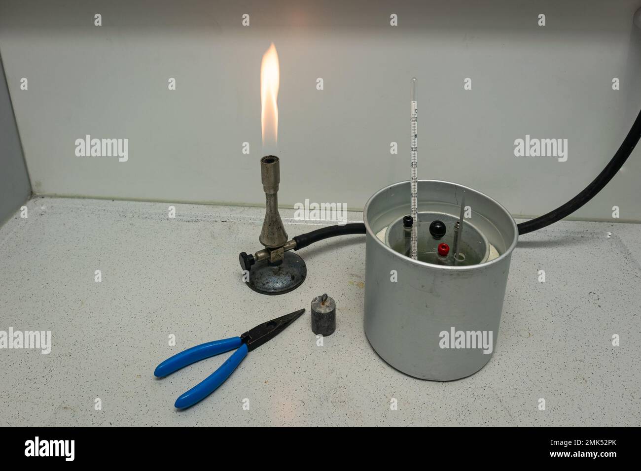 Instrumente zur Durchführung eines Experiments mit erwärmtem Wasser im Kalorimeter. Wird in der Physik-Klasse in der Schule verwendet. Stockfoto