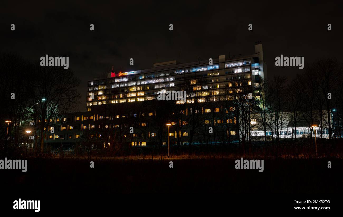 Großes Krankenhaus namens 'Franciscus Gasthuis' in der Stadt Rotterdam bei Nacht. Stockfoto
