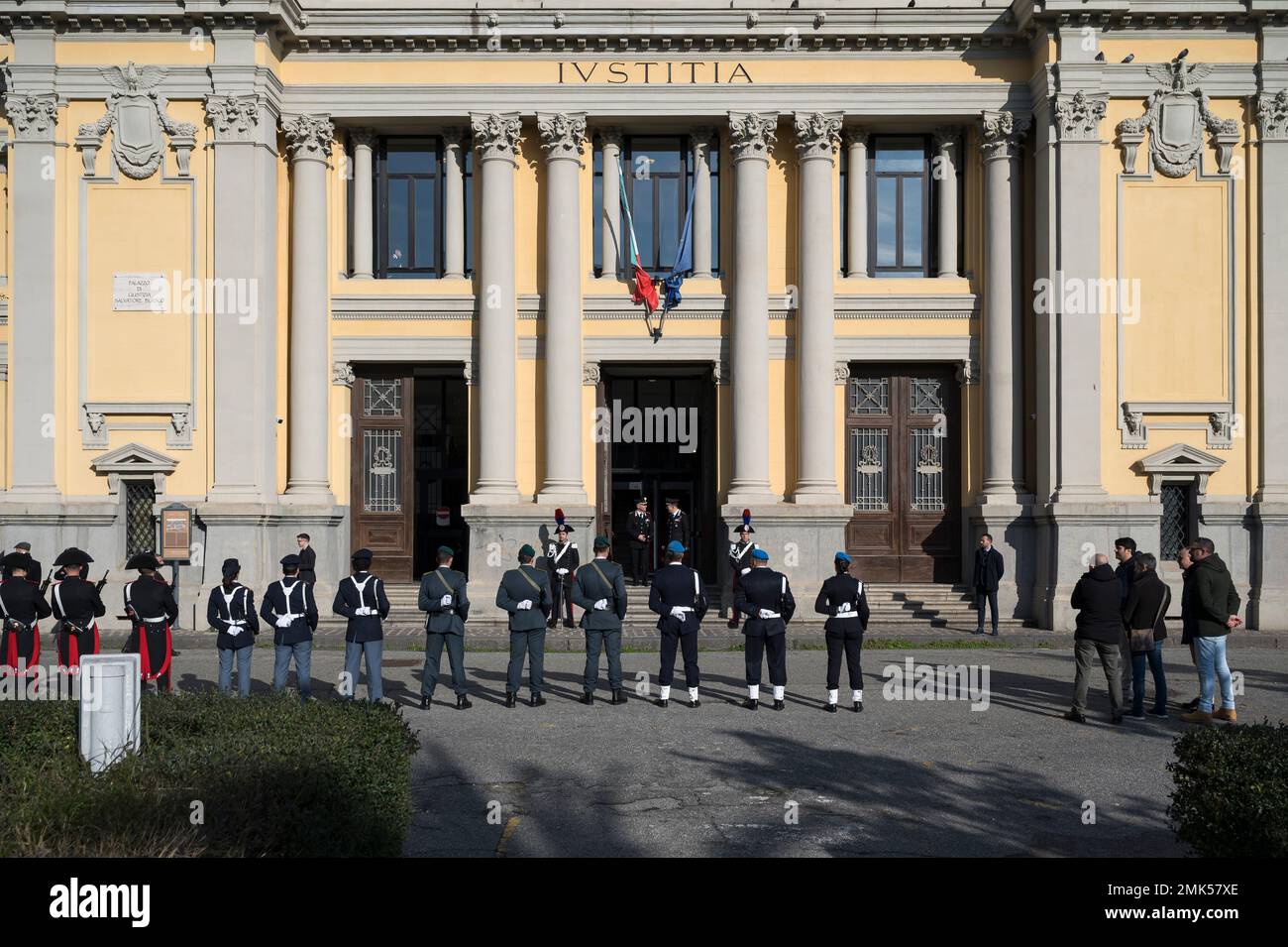 Catanzaro, Italien. 28. Januar 2023. Sicherheitskräfte in zeremoniellen Kleidern vor dem Justizpalast. Nicola Gratteri, Staatsanwältin gegen die Mafia, die 2021 den Maxi-Prozess gegen die Ndrangheta (Mafia) begann, nahm an der Eröffnung des Justizjahres 2023 Teil, die im Justizpalast „Salvatore Blasco“ in Catanzaro in Anwesenheit von lokalen Behörden und Gästen stattfand. Kredit: SOPA Images Limited/Alamy Live News Stockfoto