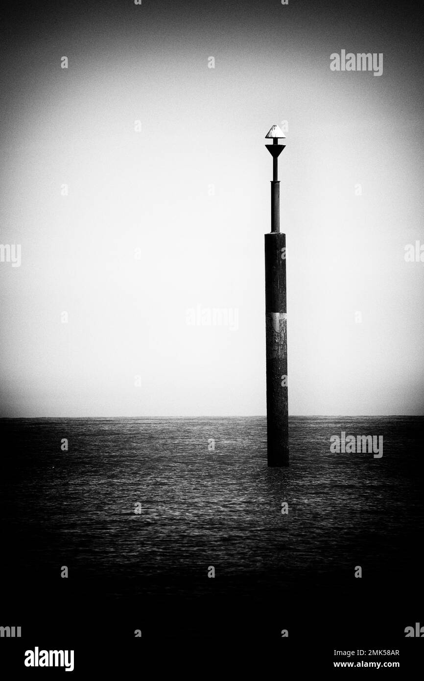 Single-Marker-Post im Meer direkt an der Küste winterton am Strand norfolk england Stockfoto