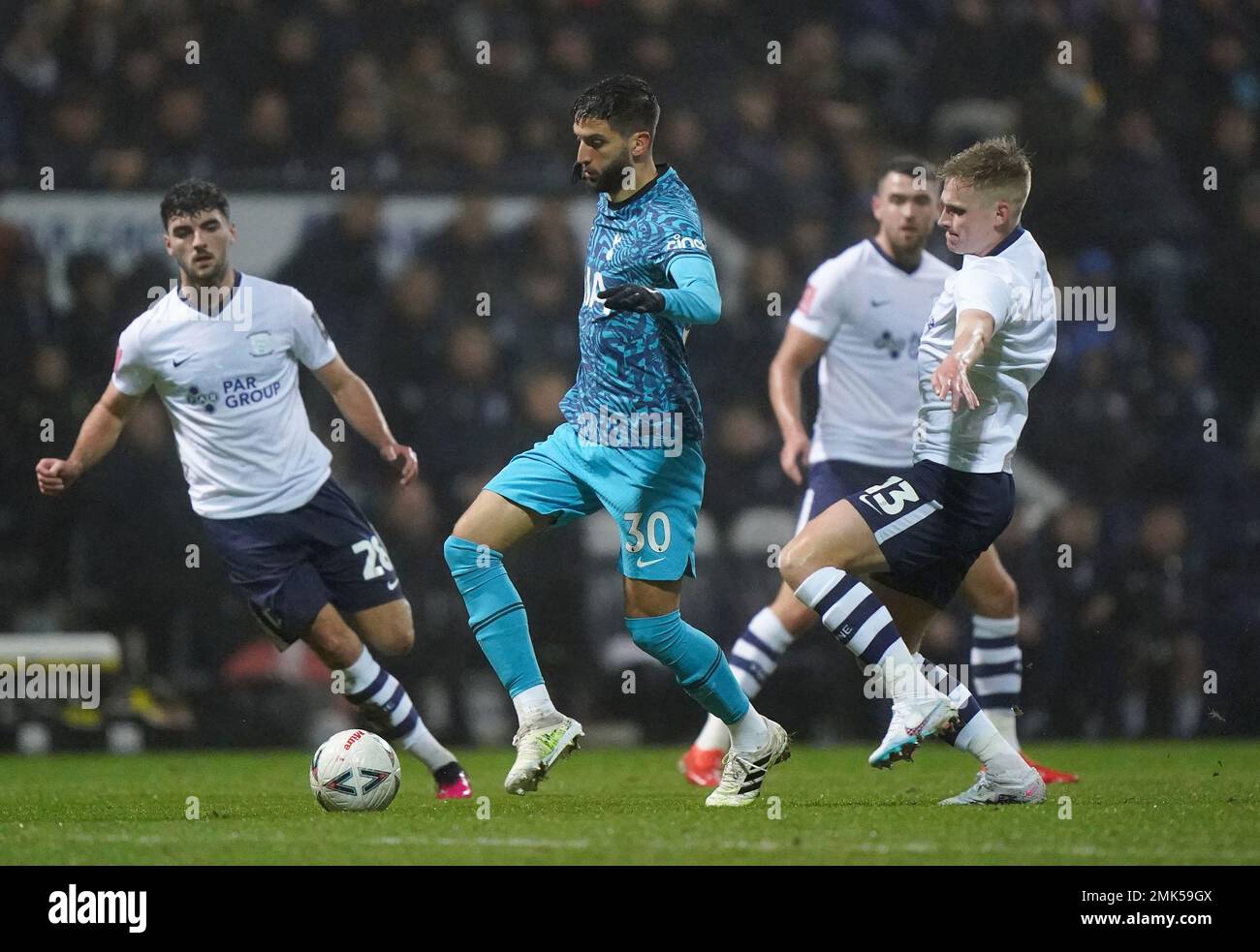 Tottenham Hotspurs Rodrigo Bentancur in Aktion mit Ali McCann von Preston North End (rechts) während des vierten Spiels des Emirates FA Cup im Deepdale Stadium, Preston. Foto: Samstag, 28. Januar 2023. Stockfoto