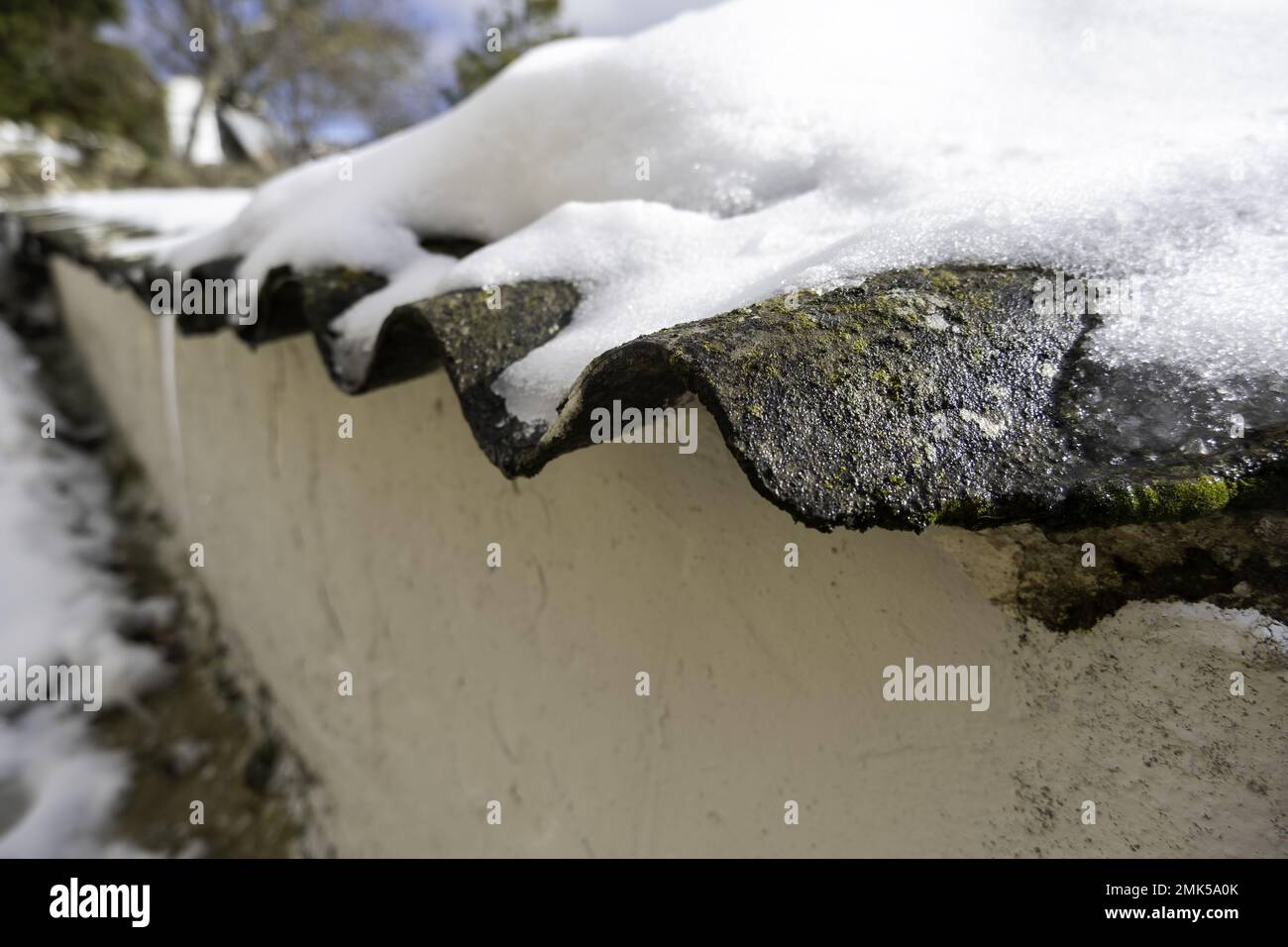 Dach mit Eis und Schnee zu Hause, Keramikkonstruktion, vorübergehend Stockfoto