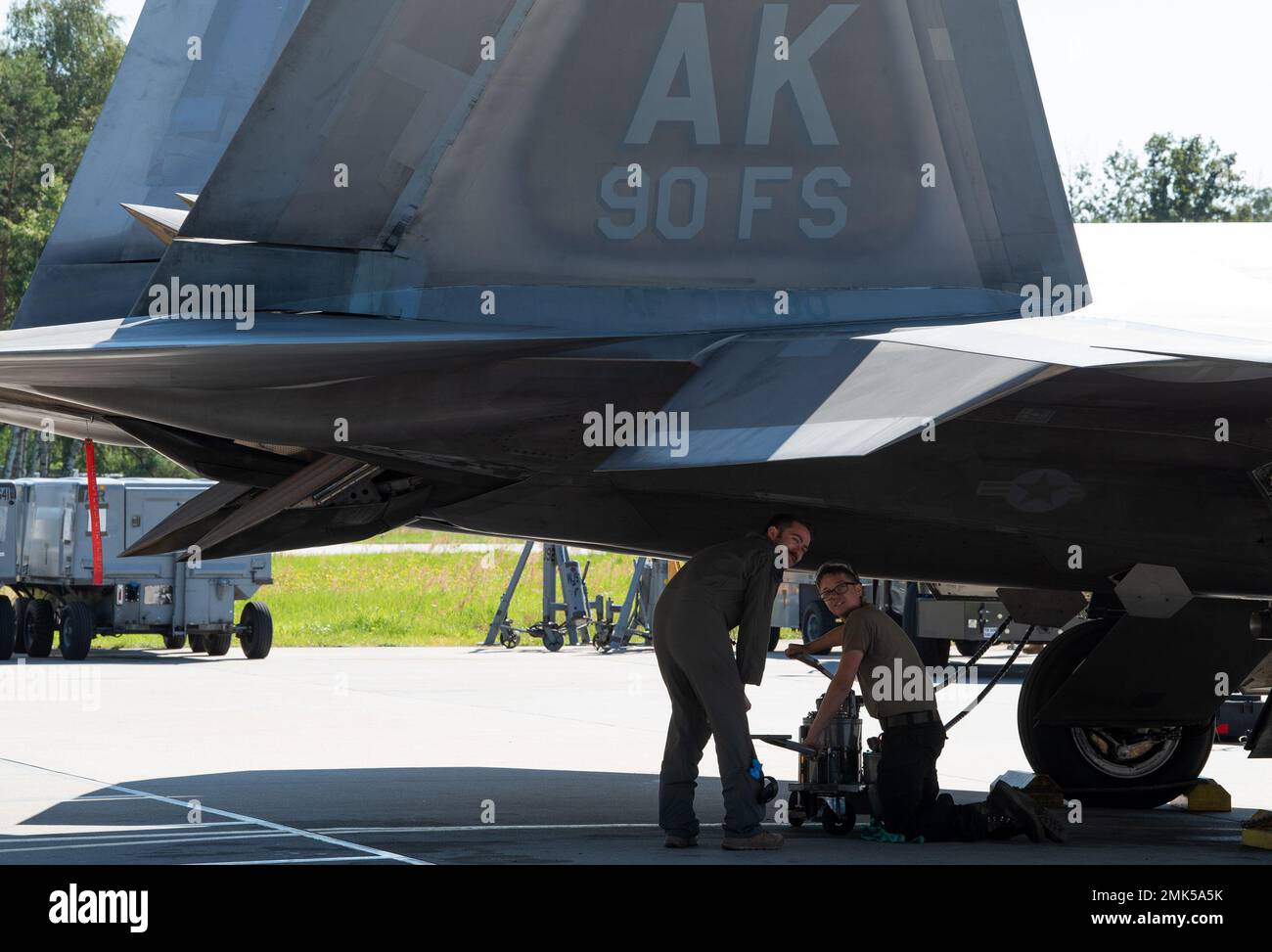 US Air Force F-22 Raptor Pilot, Capt. „Swiss“ Ritschard, Left, und Airmen 1. Class Thatcher Deese, Crewchef, beide dem Expeditionary Fighter Squadron von 90. zugewiesen, führen Nachkontrollen durch, nachdem der Jet während Rtischards ‘Crew Chief für ein eintägiges Eintauchen auf der Łask Air Base, Polen, am 5. September 2022, gelandet war. ‘Crew Chief for a Day“ ermöglicht es Piloten, sich durch tägliche Aufgaben wie Inspektionen, Bergung und Betankung mit dem Wartungspersonal zu integrieren. Das Eintauchen trägt dazu bei, die Moral und den Teamaufbau innerhalb der Staffel zu stärken. Die Präsenz der 90. in der Region stärkt die Uni der USA und der NATO Stockfoto