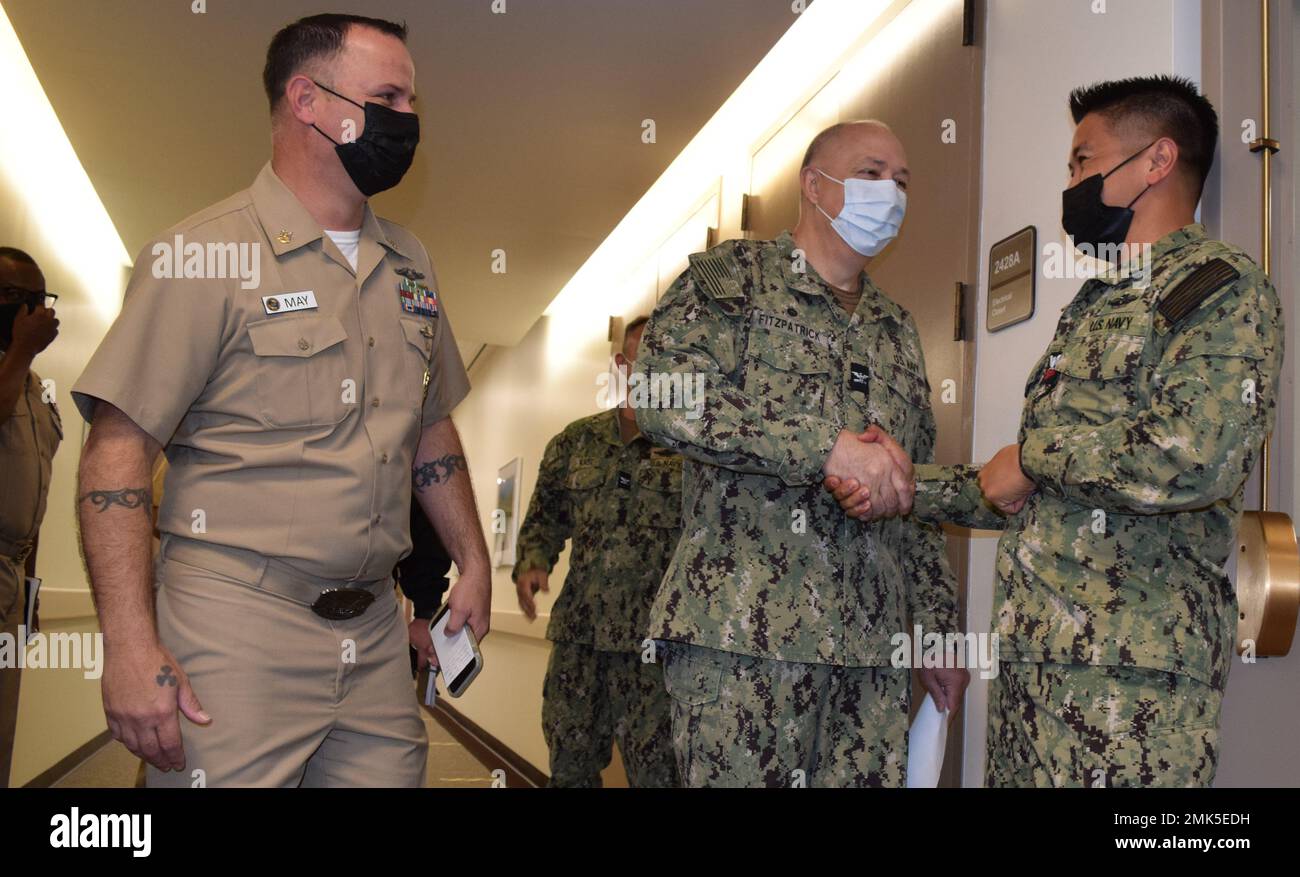 Hospital Corpsman 1. Klasse Sonnypaul Soriano wird nicht oft sprachlos, Aber genau das geschah, als er die Nachricht erhielt, dass er von Capt. Patrick Fitzpatrick, Naval Hospital Bremerton Director und NMRTC Bremerton Commanding Officer und Command Master Chief James B. May für den Chef der US-Marine ausgewählt wurde (offizielles Navy-Foto von Douglas H Stutz, NHB/NMRTC Bremerton Public Affairs Officer). Stockfoto