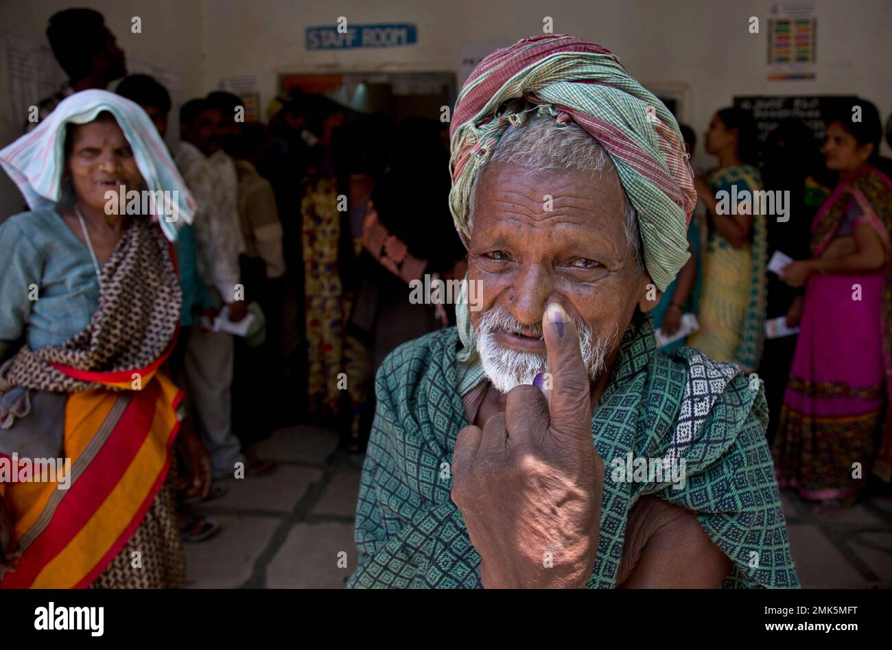 An Indian old man shows the indelible ink mark on his index finger after casting vote at a polling booth during the first phase of general elections in Hyderabad, India Thursday, April 11, 2019. Voters in 18 Indian states and two Union Territories began casting ballots on Thursday, the first day of a seven-phase election staggered over six weeks in the country of 1.3 billion people. (AP Photo/Mahesh Kumar A.) Stockfoto