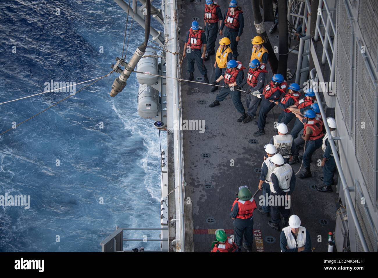 OSTCHINESISCHES MEER (SEPT 6, 2022) Seeleute, die dem nach vorne eingesetzten amphibischen Angriffsträger USS America (LHA 6) zugeordnet wurden, heavierten während einer Betankung auf See mit dem amphibischen Dock-Landungsschiff USS Rushmore (LSD 47) während ihres Aufenthalts im Ostchinesischen Meer am 6. September 2022 eine Linie. America, das führende Schiff der America Amphibious Ready Group, ist im Einsatzgebiet der 7. Flotten tätig, um die Interoperabilität mit Verbündeten und Partnern zu verbessern und als einsatzbereite Kraft für den Frieden und die Stabilität in der Region Indo-Pazifik zu dienen. Stockfoto