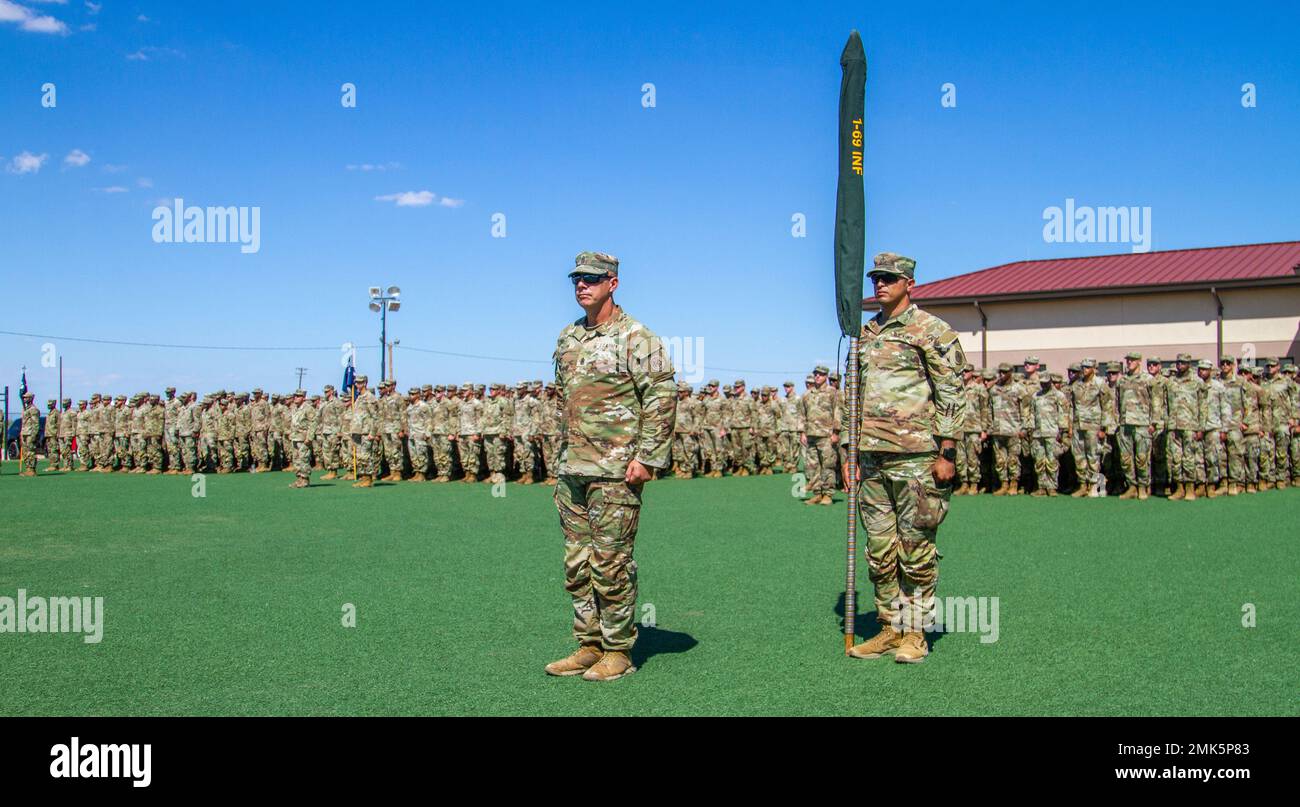 U.S. Army Command Sgt. Maj. Zason Zeller, das Bataillon 1., der hochrangige Soldat des Infanterie-Regiments 69., steht während einer Zeremonie in Fort Bliss, Tx., 6. September, an der Spitze einer Formation von Wolfhound-Soldaten der Task Force. Während der Zeremonie des Bataillons von 1. wurden 69. Infanteriefarben in Vorbereitung auf den Einsatz in Übersee verrohrt. Die Farben werden sich entfalten, sobald die Einheit in Afrika eintrifft und die Verantwortung für eine Sicherheitsmission im Rahmen der gemeinsamen gemeinsamen Task Force Horn von Afrika übernimmt Stockfoto