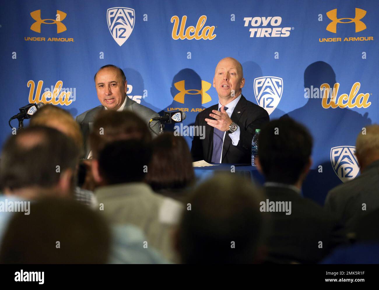 Mick Cronin, right, with athletic director Dan Guerrero, is introduced as the UCLA's new head basketball coach at a news conference on the campus in Los Angeles Wednesday, April 10, 2019. Cronin was hired as UCLA's basketball coach Tuesday, ending a bumpy, months-long search to find a replacement for the fired Steve Alford. The university said Cronin agreed to a $24 million, six-year deal. (AP Photo/Reed Saxon) Stockfoto
