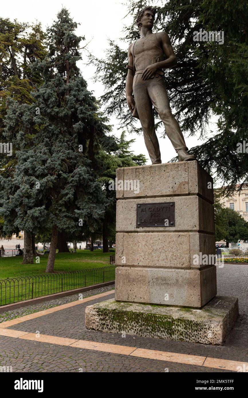 Erinnerung an die Gefallenen: Die Partisan-Statue auf der Piazza Bra, Verona, Italien Stockfoto