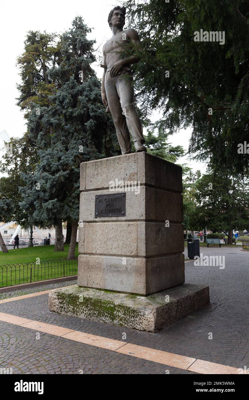 Erinnerung an die Gefallenen: Die Partisan-Statue auf der Piazza Bra, Verona, Italien Stockfoto