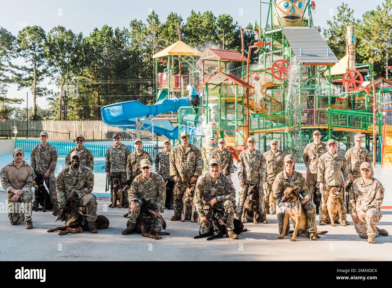 Militärische Arbeitshundeeinheiten der 820. Base Defense Group und der 23d Security Forces Squadron posieren für ein Foto im Wild Adventures Theme Park, Georgia, 6. September 2022. Die 820 BDG und 23 SFS K9 Einheiten unterrichteten die militärischen Arbeitshunde in den Bereichen Wasseraufbereitung, Wasserpatrouille, Tiefwassergewinnung, Wasserhindernisse, Bissarbeit im Wasser und amphibische taktische Bekämpfung Unfallversicherung. Stockfoto