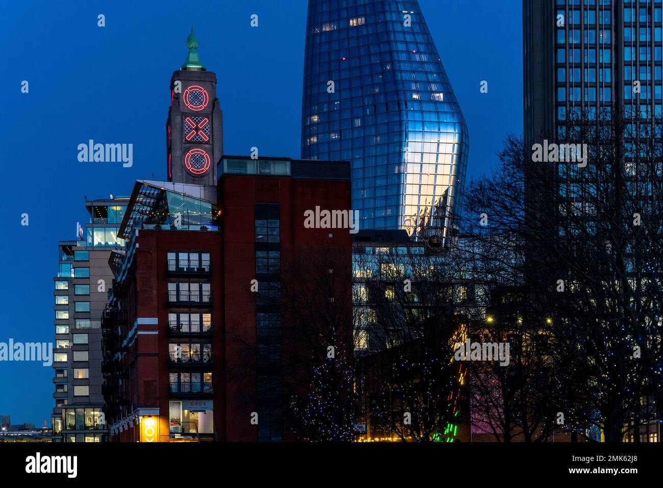 Der Oxo Tower und das One Blackfriars Building at Night, Southbank, London, Großbritannien. Stockfoto