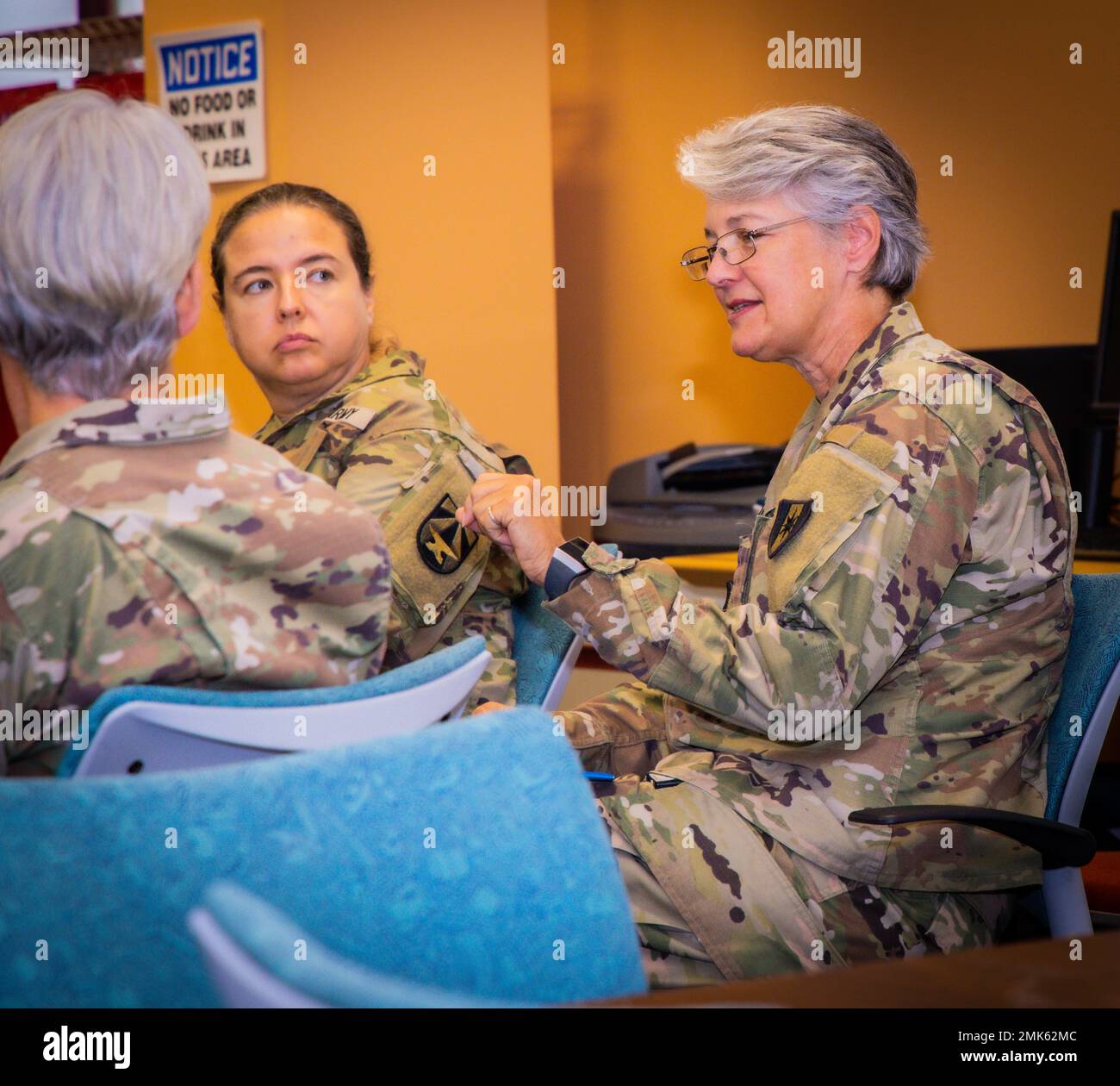 Oberstleutnant der US-Armee Cynthia Tucker am Walter Reed Army Institute of Research (WRAIR), Besuch des Museum Support Center (MSC), September 6. 2022. LT. Col. Tucker diskutiert die Zusammenarbeit mit wichtigen Führungskräften. (Foto der US-Armee von Tyra Breaux/veröffentlicht) Stockfoto