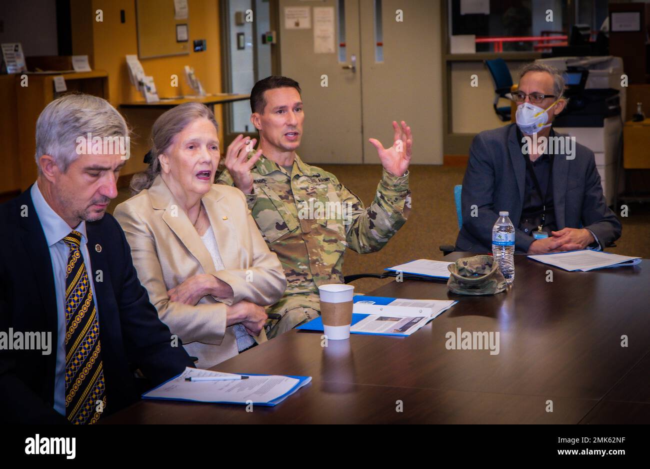 (Von rechts nach links) der Oberst der US-Armee, Chad Koenig, der Kommandant des Walter Reed Army Institute (WRAIR), Dr. Marti Jett, der Leiter der Abteilung für molekulare Pathologie bei WRAIR, Dr. Pierre Comizzoli, der Forschungsbiologe am Smithsonian Institute, sitzen in der Bibliothek des Museum Support Center (MSC) unter einander. 6.. September 2022 Oberst Koenig unterlässt die Zusammenarbeit mit den wichtigsten Führern. (Foto der US-Armee von Tyra Breaux/veröffentlicht) Stockfoto