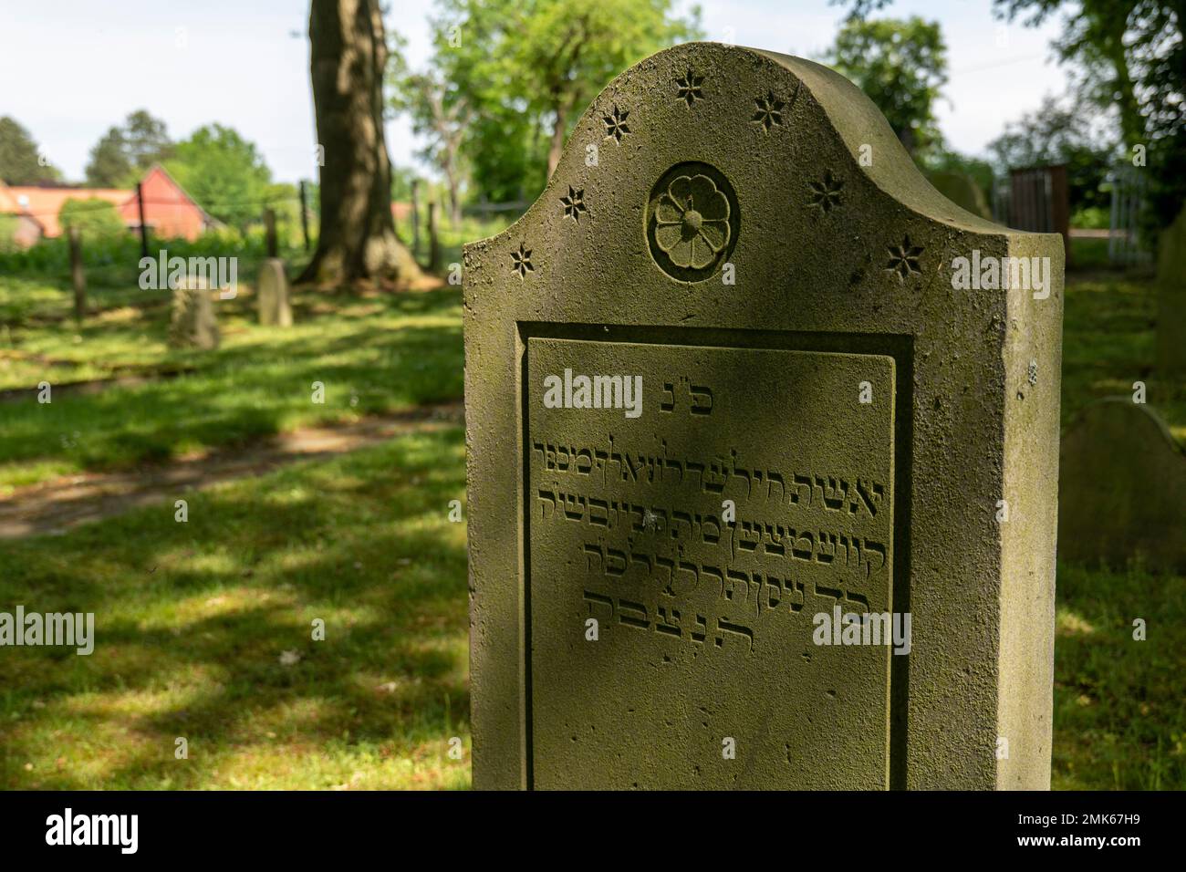 Grabstein auf dem alten jüdischen Friedhof in Petershagen-Frille Stockfoto