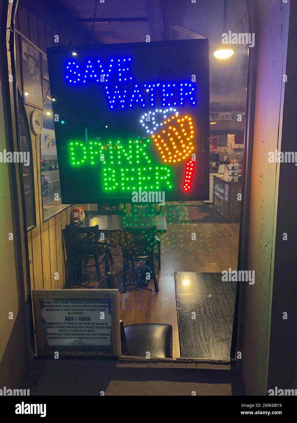 Humorvolles Schild in einem Restaurantfenster Stockfoto