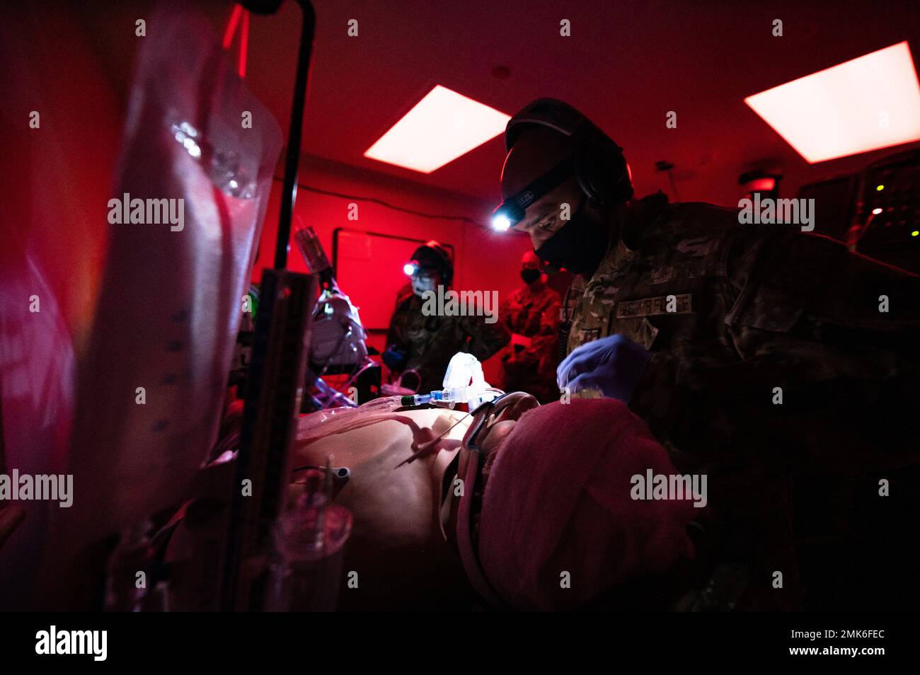 US Air Force Capt. Kyong Craddock, rechts, 60. stationäre Squadron Critical Care Flugschwester, Und Maj. Hiroko Akuzawa, medizinischer Leiter der 60. Healthcare Operations Squadron Notaufnahme, führt während eines Besuchs von Col. Rudolph Cachuela, General Surgeon des Air Mobility Command, auf der Travis Air Force Base, Kalifornien, am 6. September 2022, Verfahren als Notfallteam für den Luftverkehr in einer Simulation bei schwachem Licht durch. Zu Cachuelas Besuch gehörte eine Führung durch das David Grant USAF Medical Center sowie das Aeromedical Evacuation Squadron von 60.. Stockfoto