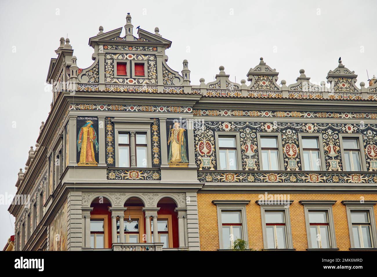 Wunderschön eingerichtetes Gebäude in Prag. Wir sehen Fresken, Ornamente und ein religiöses Thema. Stockfoto