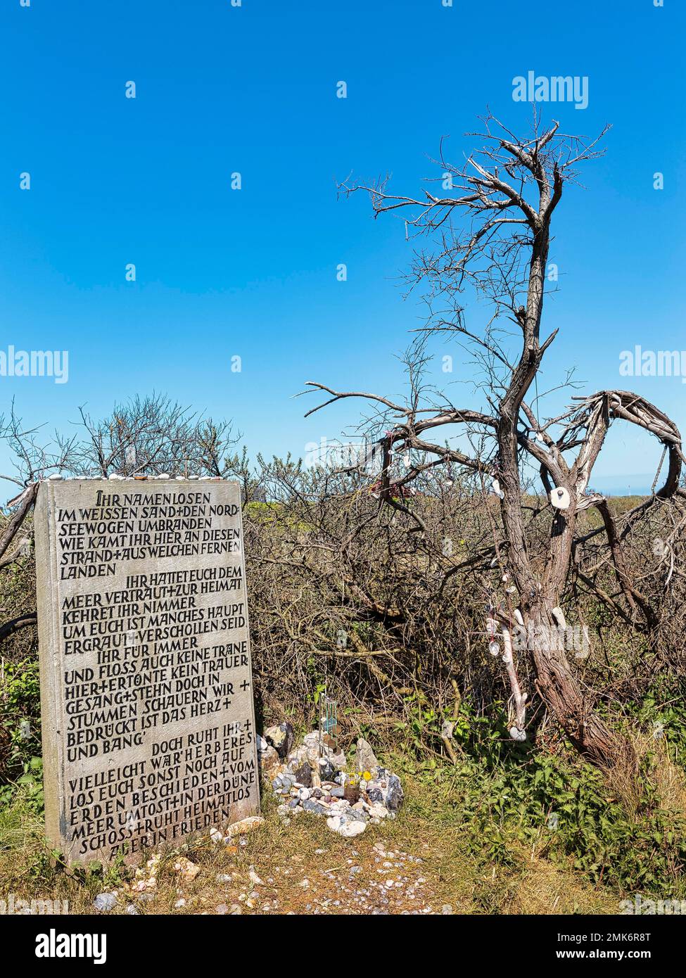 Stein mit Gedicht, trockener Baum, Friedhof der Namenlosen, Insel Duene, Helgoland, Schleswig-Holstein, Deutschland Stockfoto