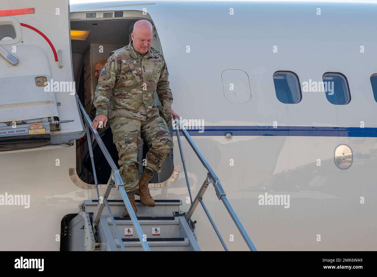 USA General der Weltraumstreitkräfte John W. Raymond, Chief of Space Operations, verlässt ein Flugzeug auf der Buckley Space Force Base, Colorado, 6. September 2022. Als CSO fungiert er als leitender uniformierter Offizier der Weltraumstreitkräfte, der für die Organisation, Ausbildung und Ausrüstung aller organischen und zugewiesenen Weltraumstreitkräfte in den Vereinigten Staaten und im Ausland verantwortlich ist. Stockfoto