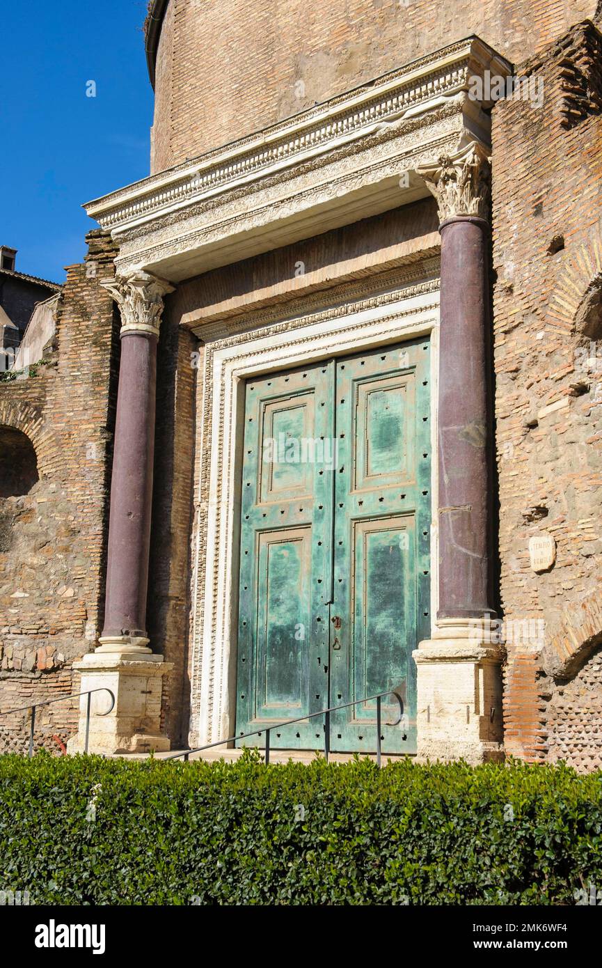 Historische Originaltür aus Bronze aus der Antike des Romulustempels, Forum Romanum, Rom, Latium, Italien Stockfoto