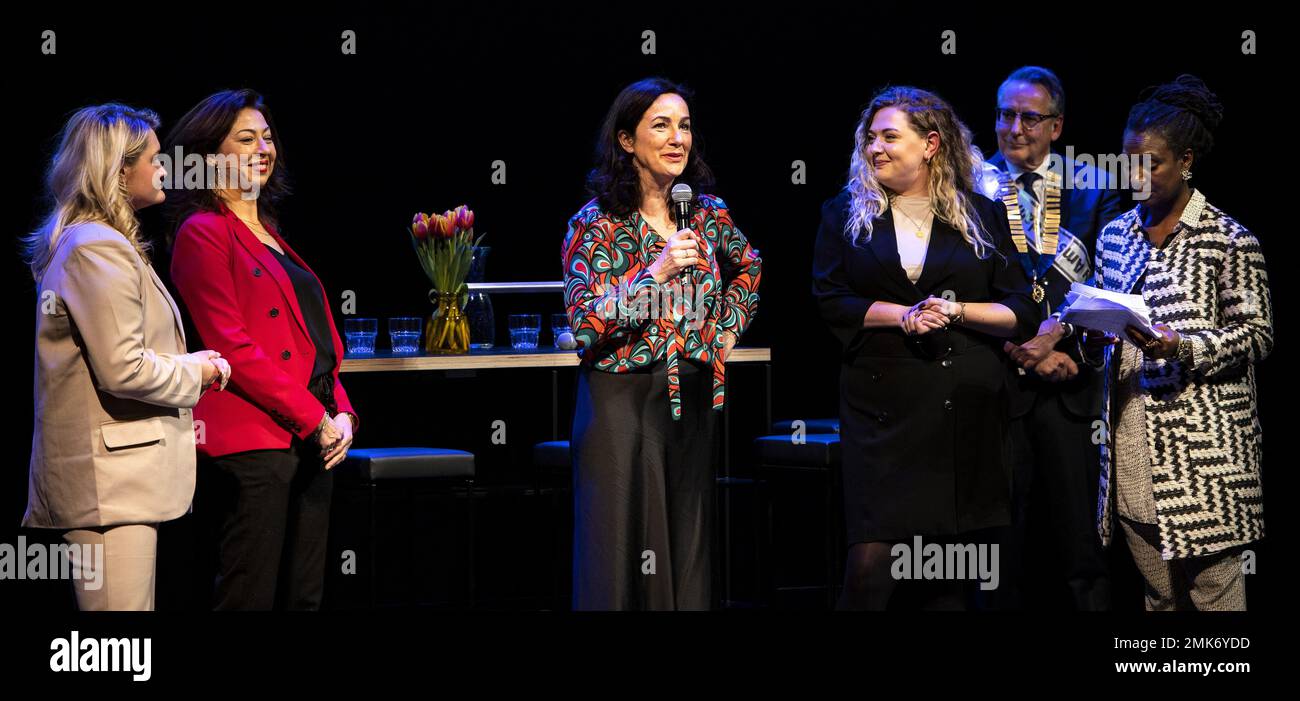 AMSTERDAM - Bürgermeisterin Femke Halsema anlässlich des 100. Jahrestags des Wohlfahrtsklubs Rotary Netherlands im International Theater Amsterdam. Der Rotary hat weltweit mehr als eine Million Mitglieder, die Niederlande haben etwa 16.000 Rotary-Mitglieder. Die Vereine sind hauptsächlich an Sozialprojekten beteiligt. ANP RAMON VAN FLYMEN niederlande raus - belgien raus Stockfoto