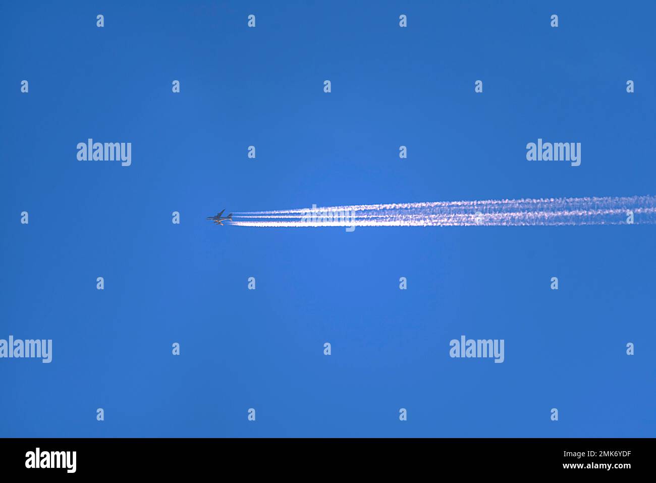 Flugzeug mit Kondensationsspuren, blauer Himmel, Bayern, Deutschland Stockfoto