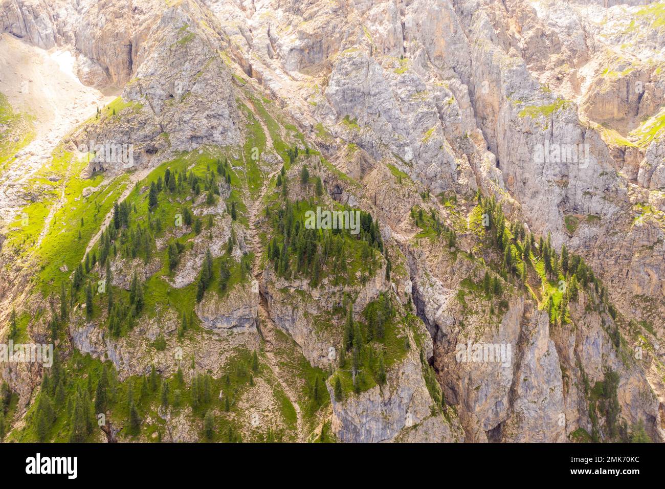Drone Point of View mit Bergrutsche und Wanderweg durch die Bergrutsche während des Sommertags. Stockfoto
