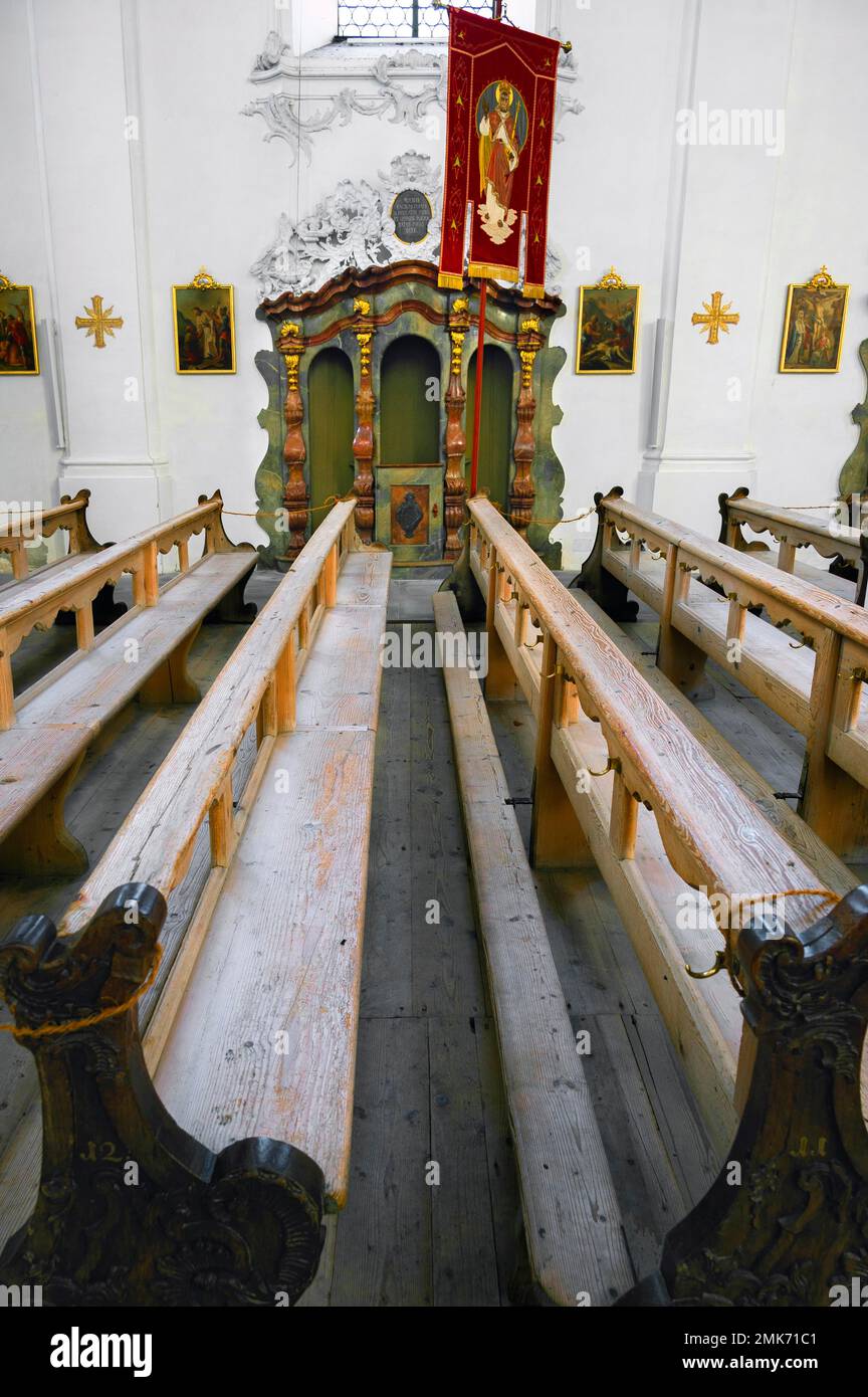 Bänke, Beichte und Fahne, Kirche St. George und St. James, Isny, Allgaeu, Bayern, Deutschland Stockfoto