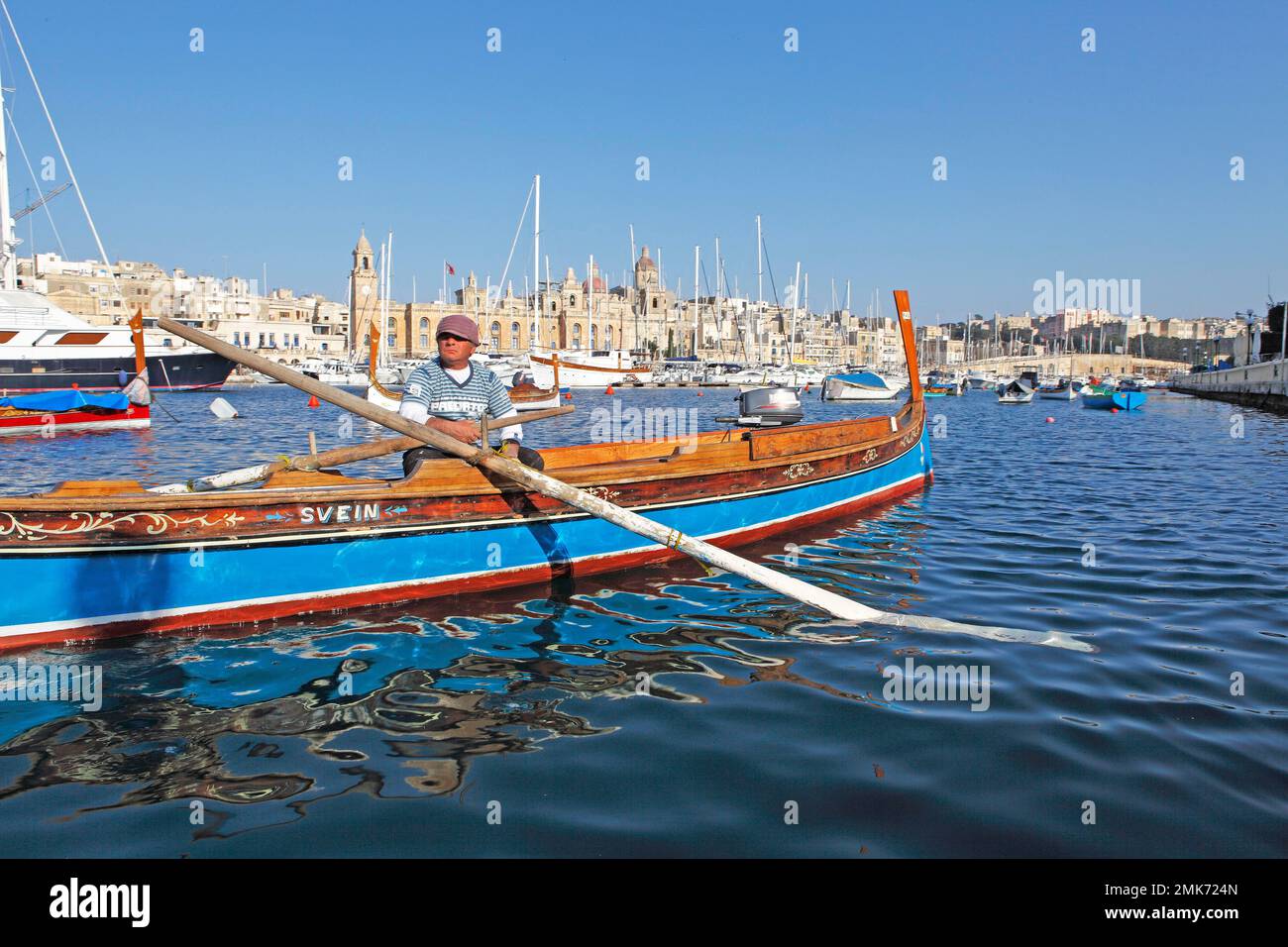 Traditionelles Boot oder Dghajsa im Grand Harbour, Vittoriosa Creek mit San Lorenzo Kirche dahinter, drei Städte, maltesische Inseln Stockfoto