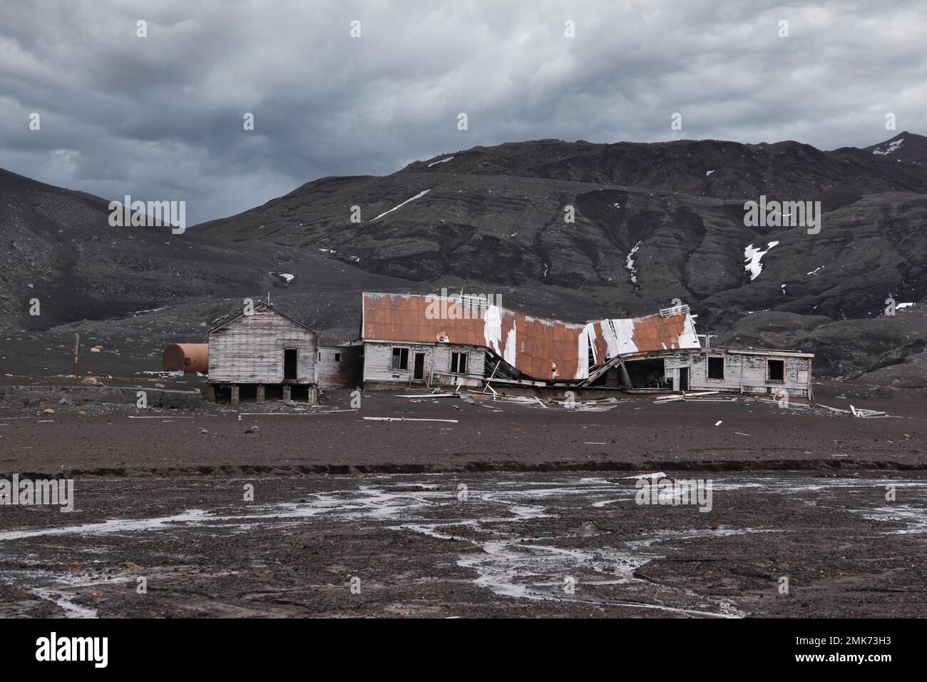 Überreste einer alten Station auf Deception Island, Antarktis Stockfoto