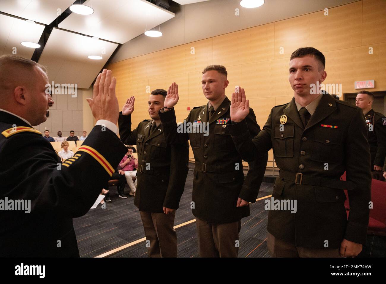 Oberstleutnant der US-Armee Seth Allen, ROTC-Professor für Militärwissenschaft an der Universität Connecticut, hält den Amtseid an Cadet Michael Cotto, links, Cadet David Crowe, Mitte, Und Cadet Brian Goggin, rechts, während einer Inbetriebnahmezeremonie im Auditorium des Regional Training Institute in Camp Net, Niantic, Connecticut, 6. September 2022. Jeder Offizier muss den Amtseid bei Erhalt seiner kommission rezitieren, während dessen er schwören wird, die Verfassung gegen alle Feinde im in- und Ausland zu verteidigen, sich zu echter Loyalität gegenüber den Vereinigten Staaten und zu treu zu sein Stockfoto