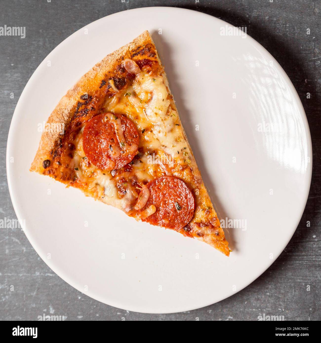 Flache Peperoni-Pizzateller. Hochauflösendes Foto Stockfoto