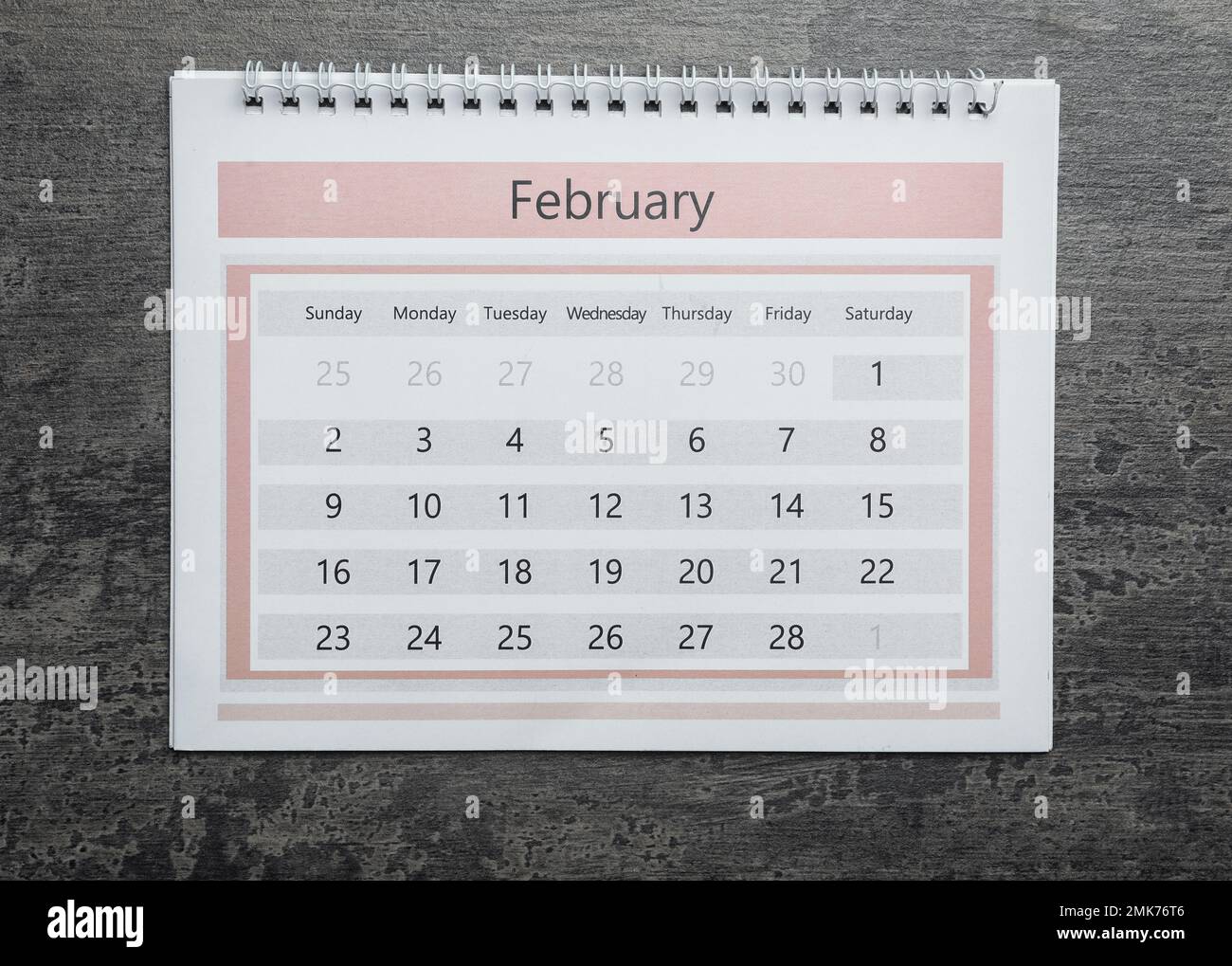 Februar-Kalender auf grauem Steinhintergrund, Draufsicht Stockfoto