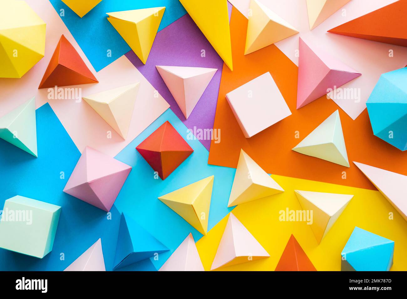 Farbenfrohes geometrisches Papierpaket. Hochauflösendes Foto Stockfoto