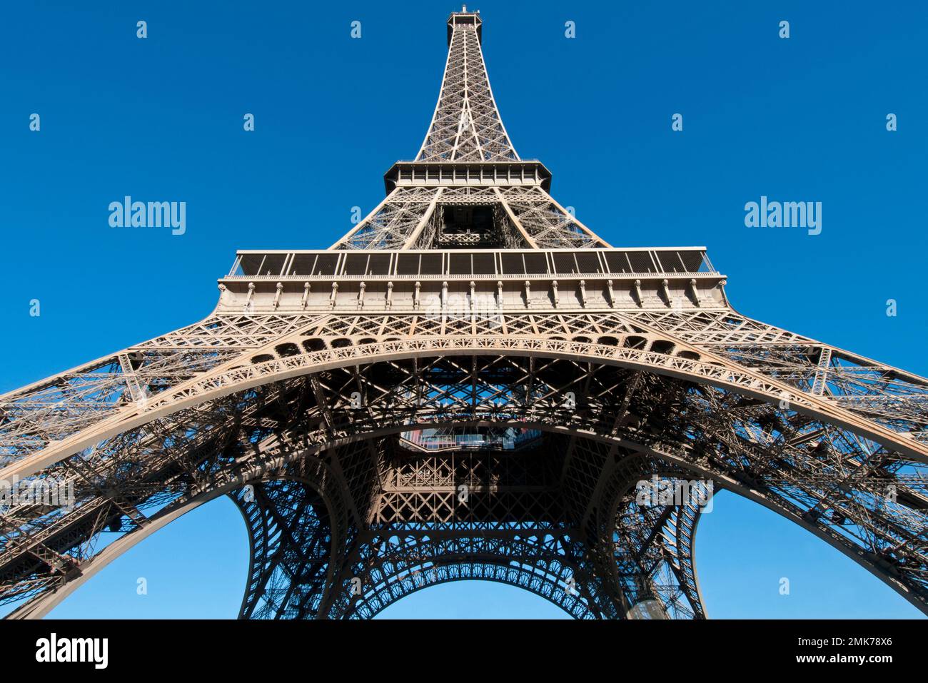 Der berühmte Eiffelturm erhebt sich in den blauen Himmel von Paris. Stockfoto