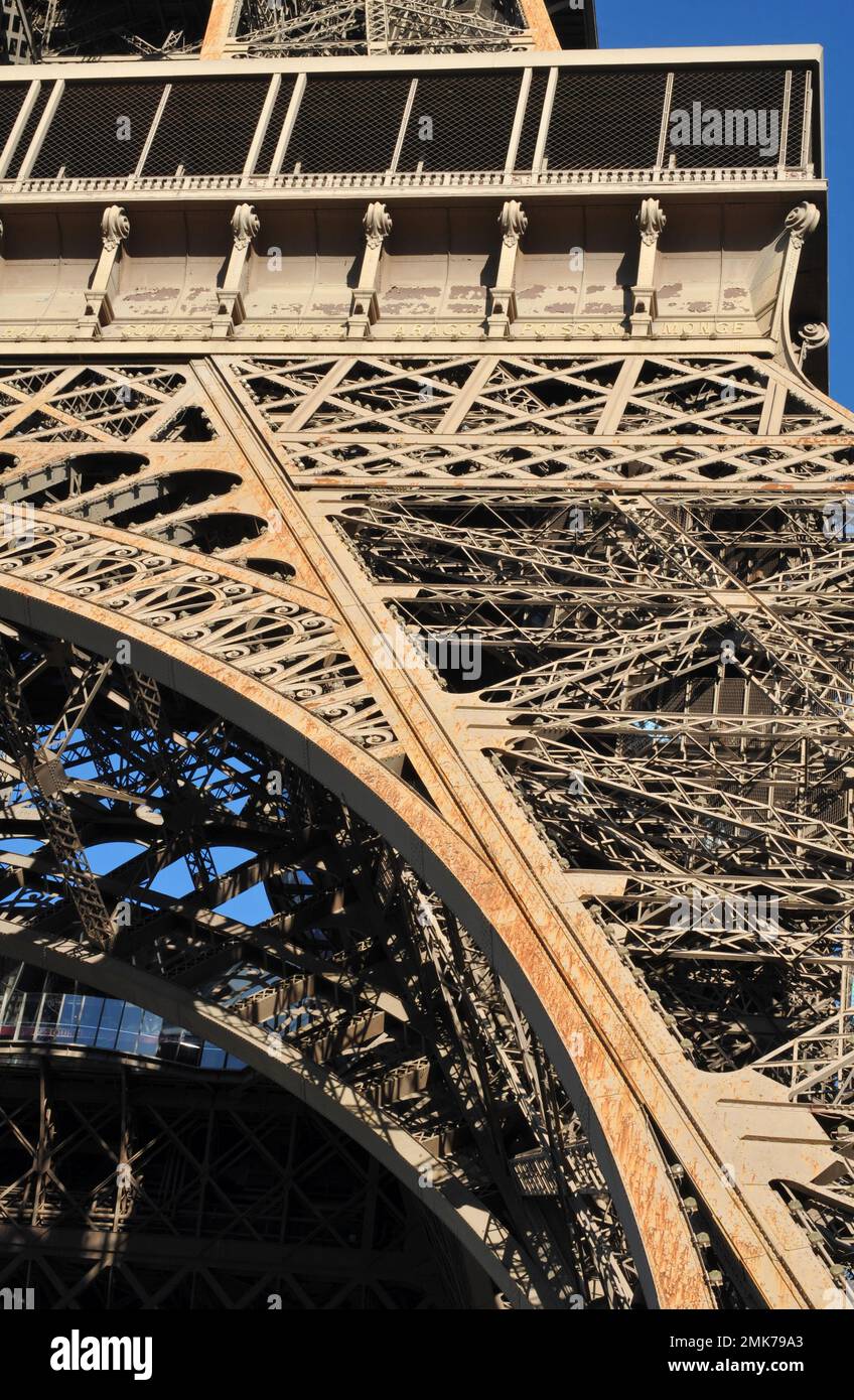 Details, die die aufwendige Eisenarbeit des berühmten Eiffelturms in Paris zeigen. Stockfoto