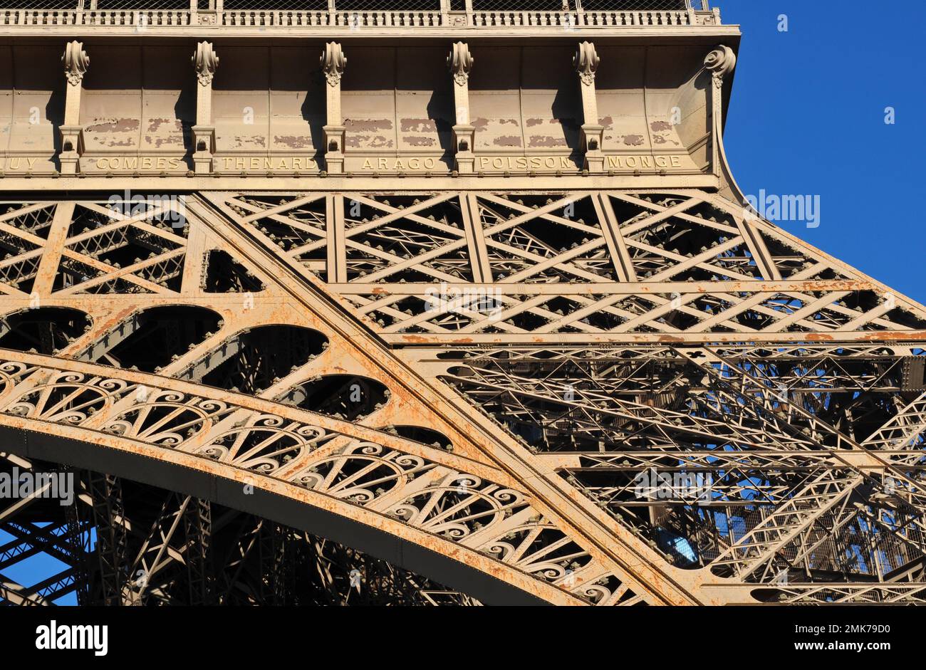 Details, die die aufwendige Eisenarbeit des berühmten Eiffelturms in Paris und die Namen berühmter französischer Wissenschaftler und Ingenieure zeigen. Stockfoto