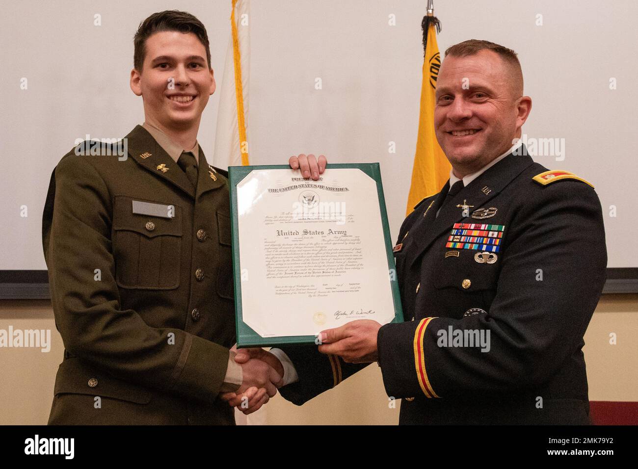 U.S. Army 2. LT. Jacob Melia, links, erhält seine Ernennungsurkunde vom U.S. Army LT. Col. Seth Allen, rechts, ROTC-Professor der University of Connecticut, während einer Inbetriebnahmezeremonie im Auditorium des Regional Training Institute in Camp Net, Niantic, Connecticut, 6. September 2022. Melia aus Manchester, Connecticut, wird Quartermaster-Offizier bei Hotel Company, Brigade Support Bataillon 186.. Stockfoto