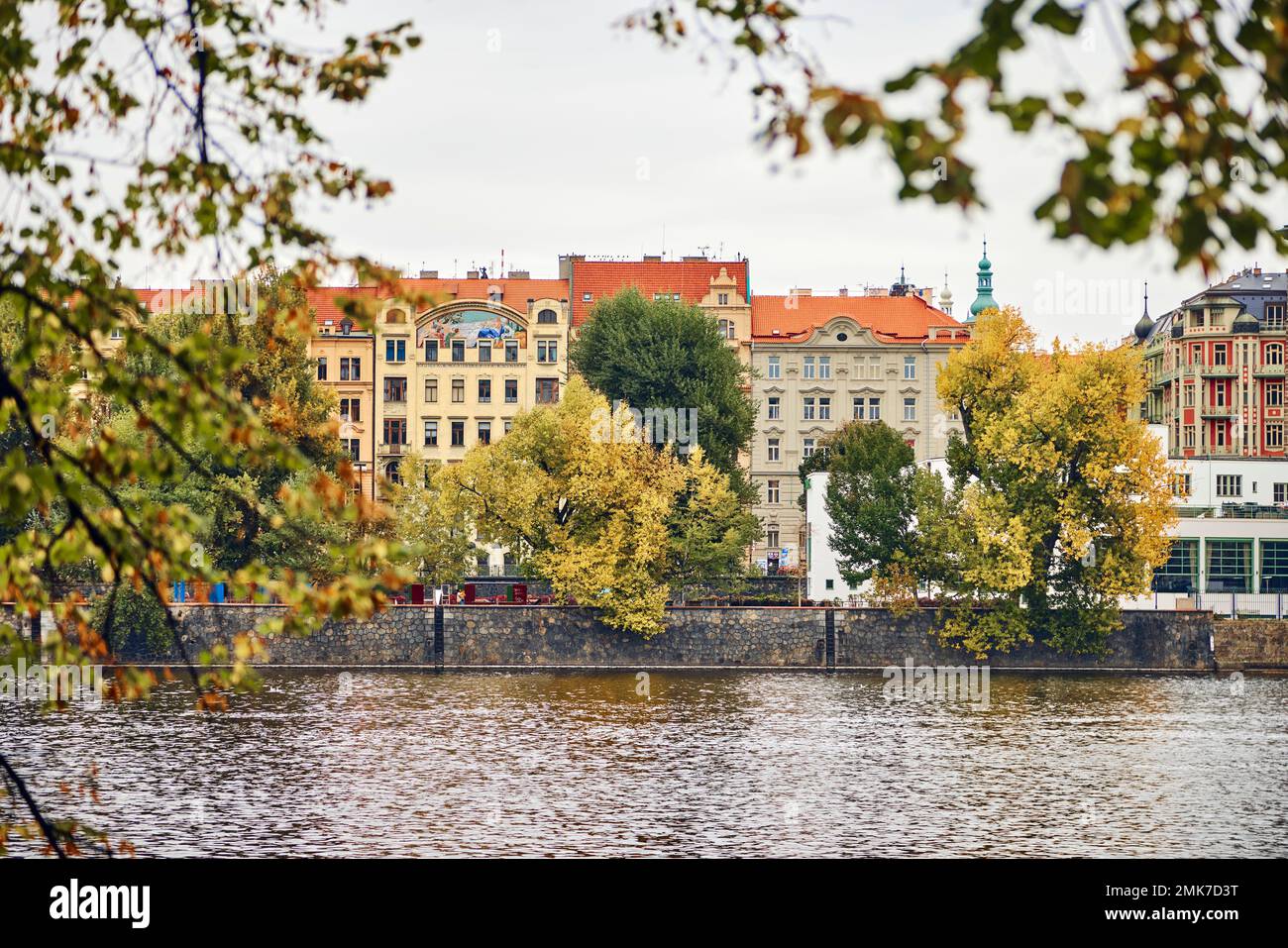 Herbstblick auf den alten Prager Ufer mit historischen Gebäuden. Stockfoto