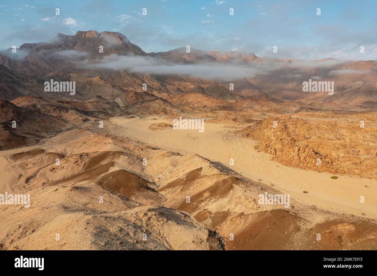 Teilweise Blick auf den Brandberg, Namibias höchsten Berg, Luftaufnahme, Drohnenschuss, Damaraland, Region Erongo, Namibia Stockfoto