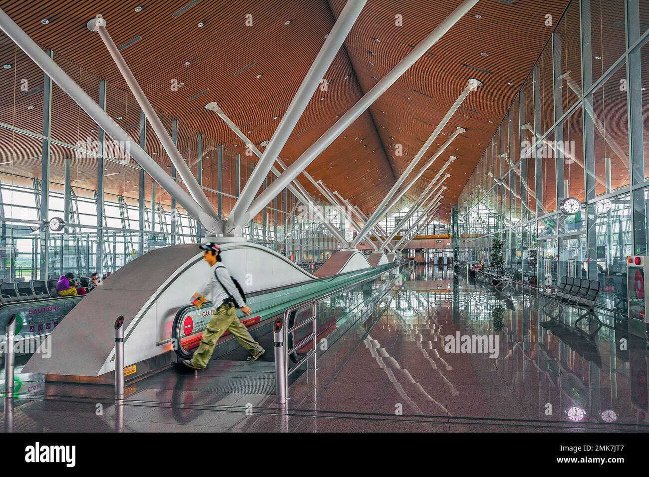 Dachkonstruktion und Förderband, Flughafen Jakarta-Soekarno Hatta, Jakarta, Jawa, Indonesien Stockfoto