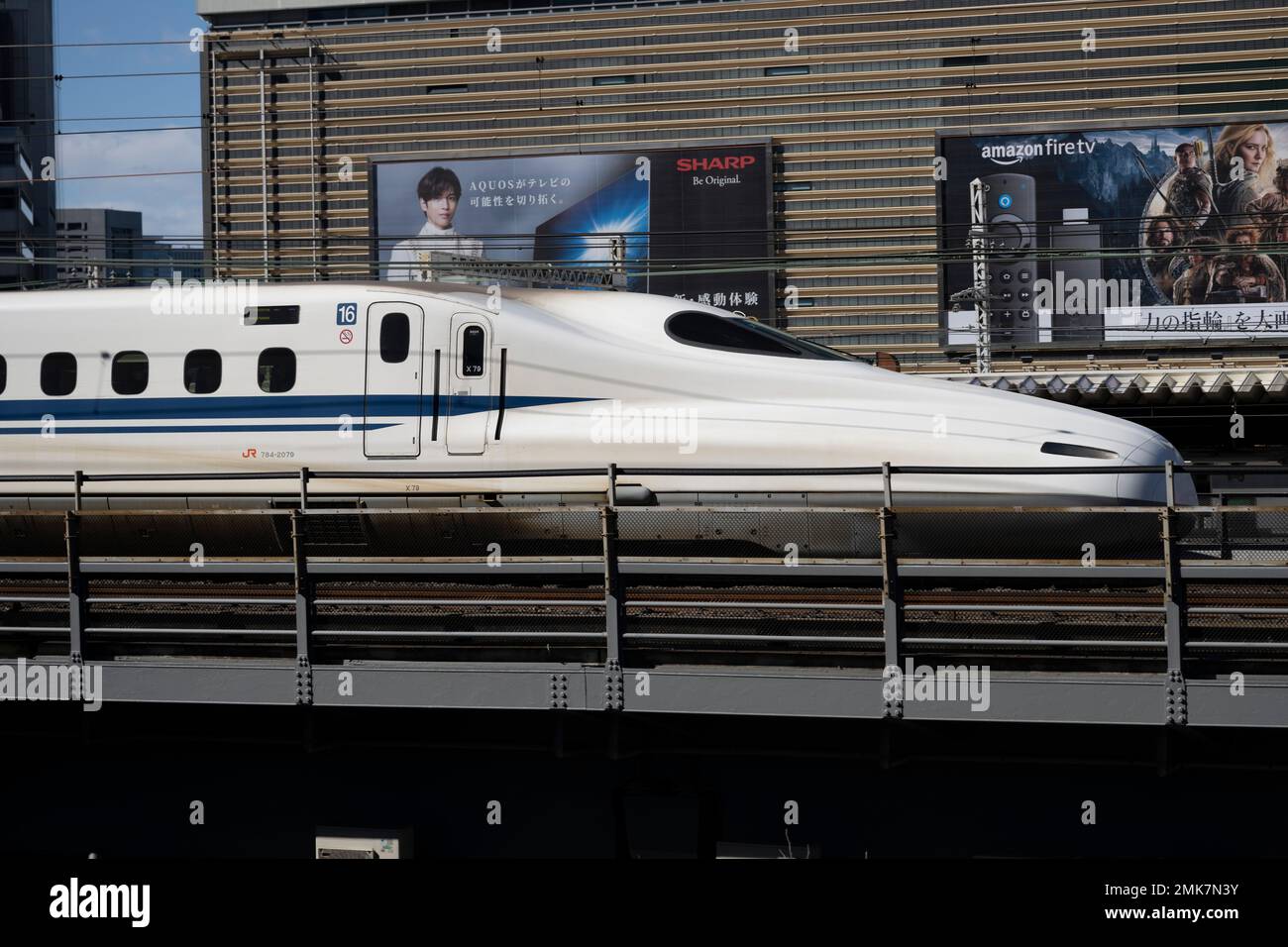 Tokio, Japan. 28. Januar 2023. Ein JR Central N700 Series TÅkaidÅ Shinkansen, der einen Nozomi-Service zwischen dem Bahnhof Tokio, Shin-Osaka und Nagoya anbietet und an einem kalten Wintertag durch das Stadtviertel Ginza von Tokio fährt. Die Strecken TÅkaidÅ und Sanyo Shinkansen bieten mit Central Japan Railway Corporation aufgrund von starkem Schnee in Japan einen reduzierten Service an (JR Tokai) Annullierung und Aussetzung des Intercity-Hochgeschwindigkeitszugs zwischen Tokio und Nagoya/Osaka/Kyoto aufgrund von Schneesturm auf der Strecke, festgefahrenen Pendlern und verspäteten Reisen. A JR Central N700 Series TÅkaidÅ Shinkansen o Stockfoto