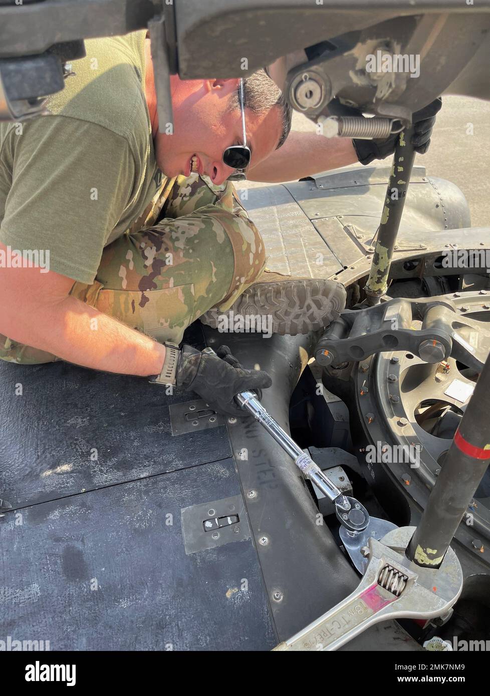 US Army Sgt. Kyle Eddy, gebürtiger Pittstown, NY, und Crewchef der Alpha Company, 3-142. das Assault Helicopter Bataillon (AHB) aus Ronkonkoma, NY, zieht im Rahmen der täglichen Wartungsarbeiten im Camp Buehring, Kuwait, 6. September 2022, eine Mutter auf die Stellplatzkontrollstange eines Hubschraubers der Serie UH-60m Black Hawk. Eddy und andere 3-142. die Leiter der AHB-Crew haben die Pitch-Control-Stäbe angepasst, um die Spur und das Gleichgewicht des Hauptrotorsystems zu verbessern, 3-142. AHB, der 36. Combat Aviation Brigade angeschlossen ist, unterstützt derzeit die kombinierte Joint Task Force - Operation Inhärent Resolve Mission, um zu beraten, zu unterstützen und zu enab Stockfoto