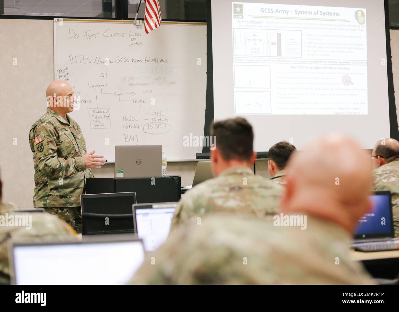 Chief Warrant Officer 4 John Hudson beauftragt Luftverteidigungssoldaten in Fort Bliss, Texas, am 6. September 2022, mit dem Einsatz des neuen Systems von Systemen auf dem Global Combat Support System – Army. Stockfoto